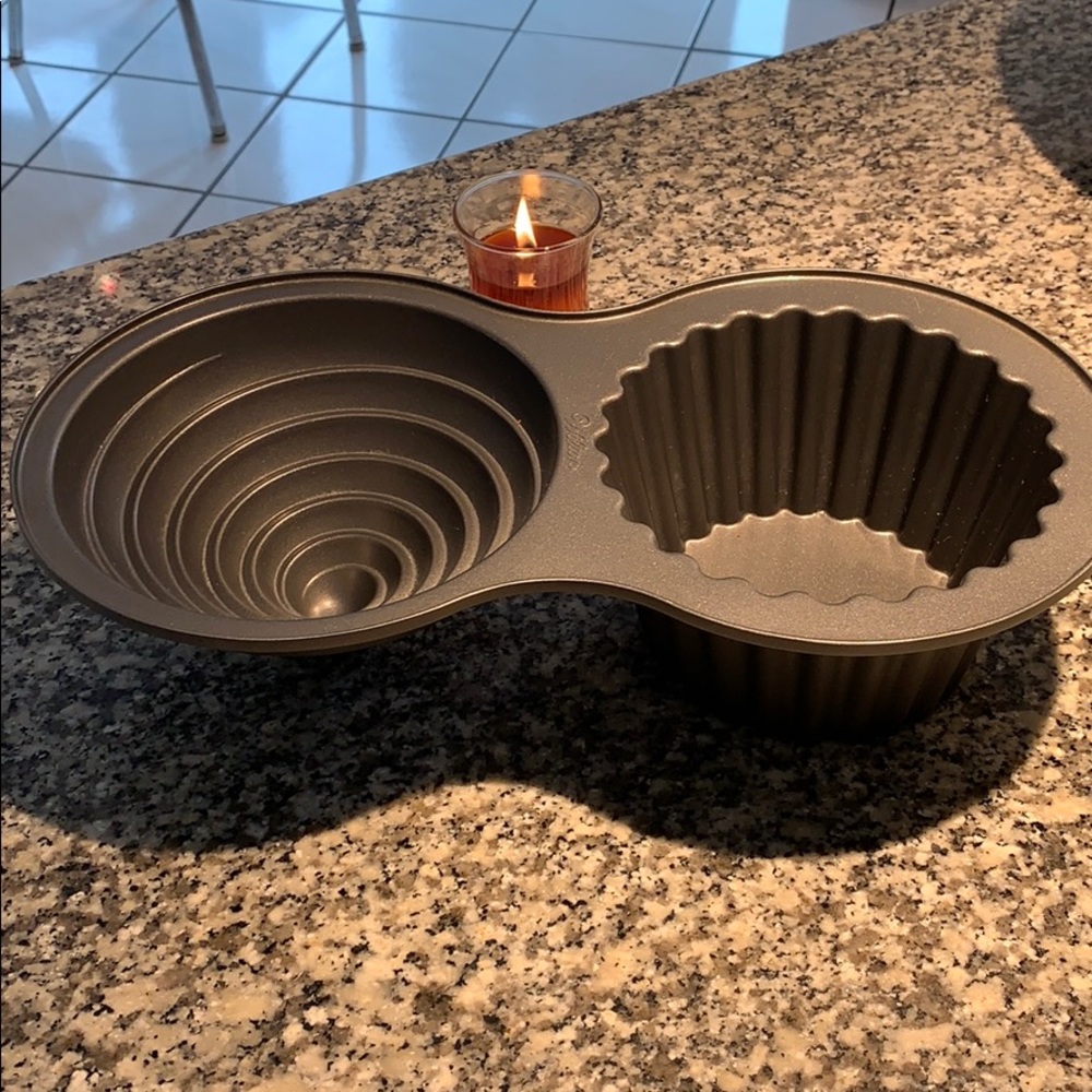 WILTON Nonstick Large Cupcake Cake pan 10 cup - Picture 3 of 4